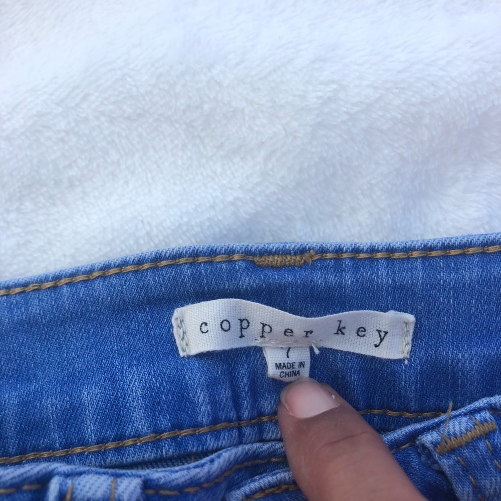 👖Copper Key Ripped Girl Jeans 💕 - Picture 4 of 4